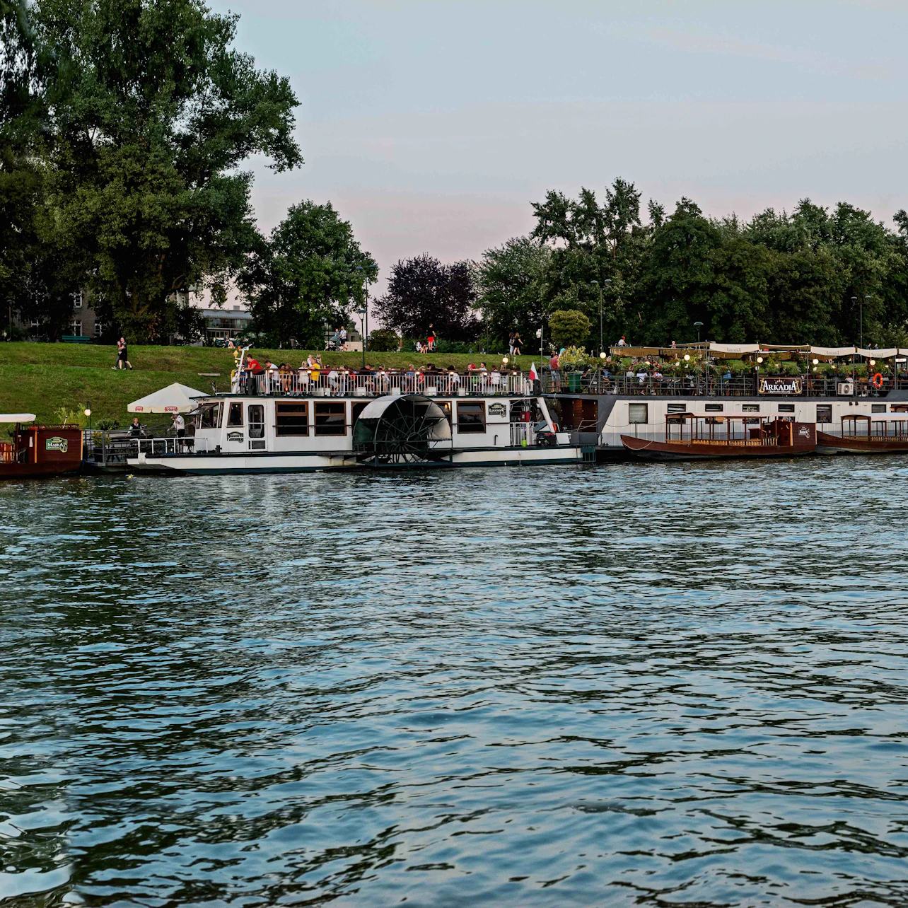 Krakow: Night Vistula River Cruise with Live Guide in Krakow β Tiqets