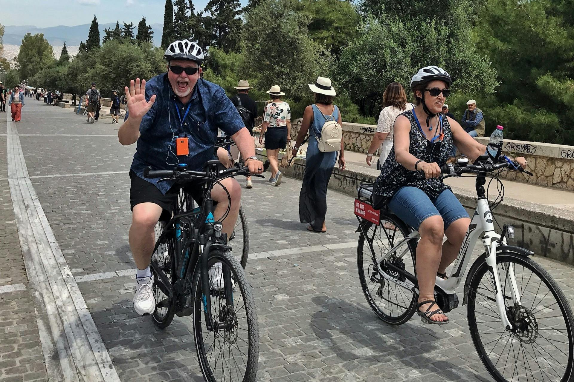 兴奋的乘客正从Thission地区赶来。