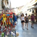 Hôtes se promenant dans le marché aux puces de Monastiraki