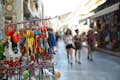 Huéspedes paseando por el mercadillo de Monastiraki