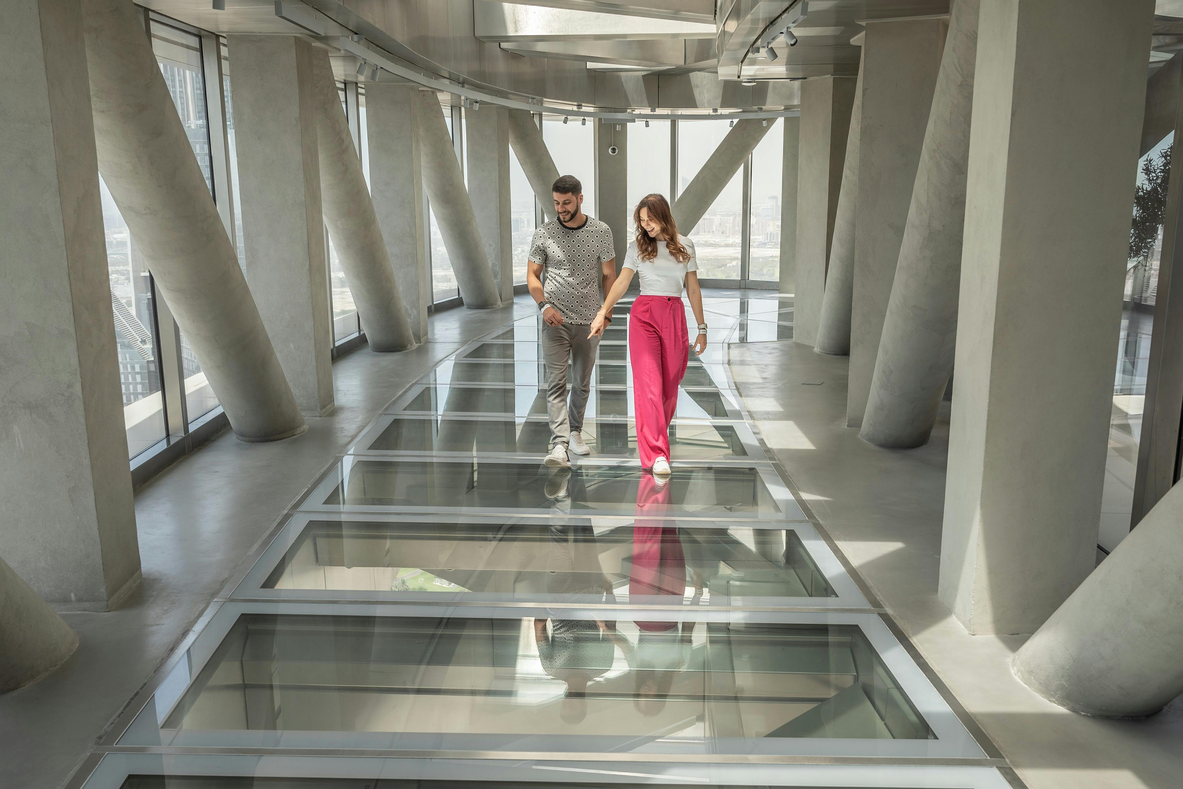 Κατάστρωμα παρατήρησης Sky Views - Εμπειρία γυάλινου περιπάτου