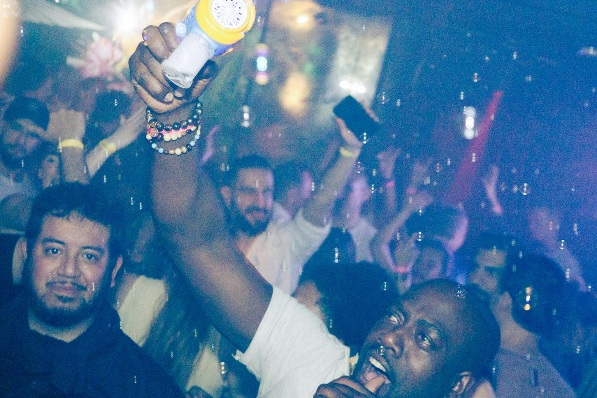 一张一行人在酒吧串游的照片。