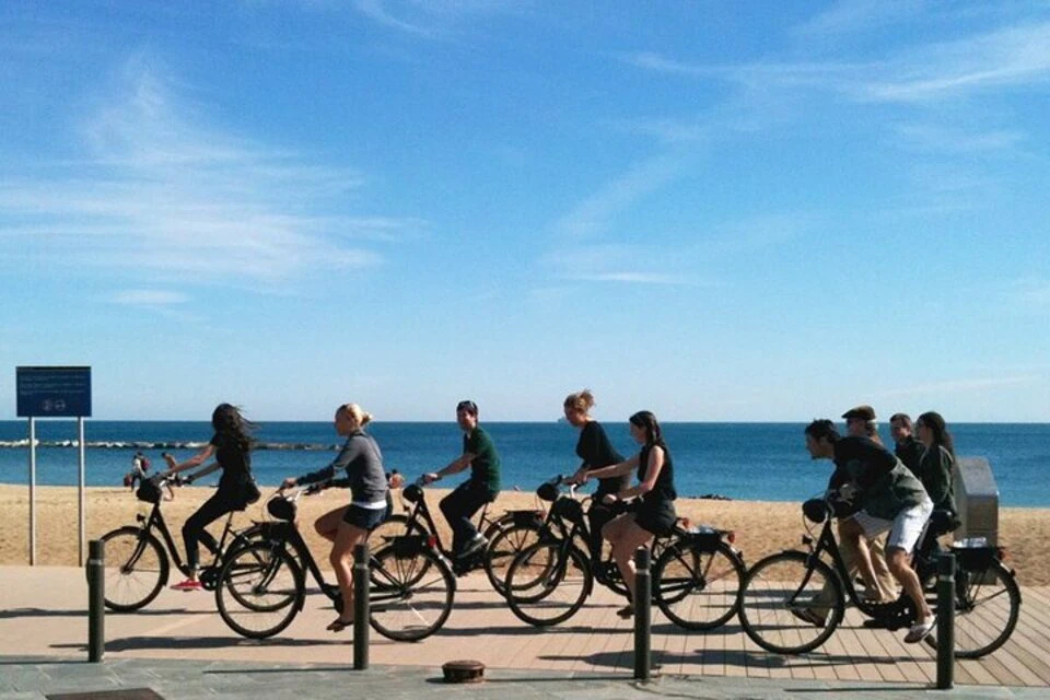 Barceloneta, ride along the beach !