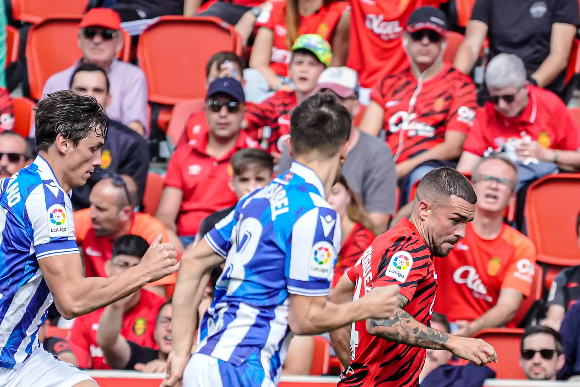 A player from RCD Mallorca is going past defenders.