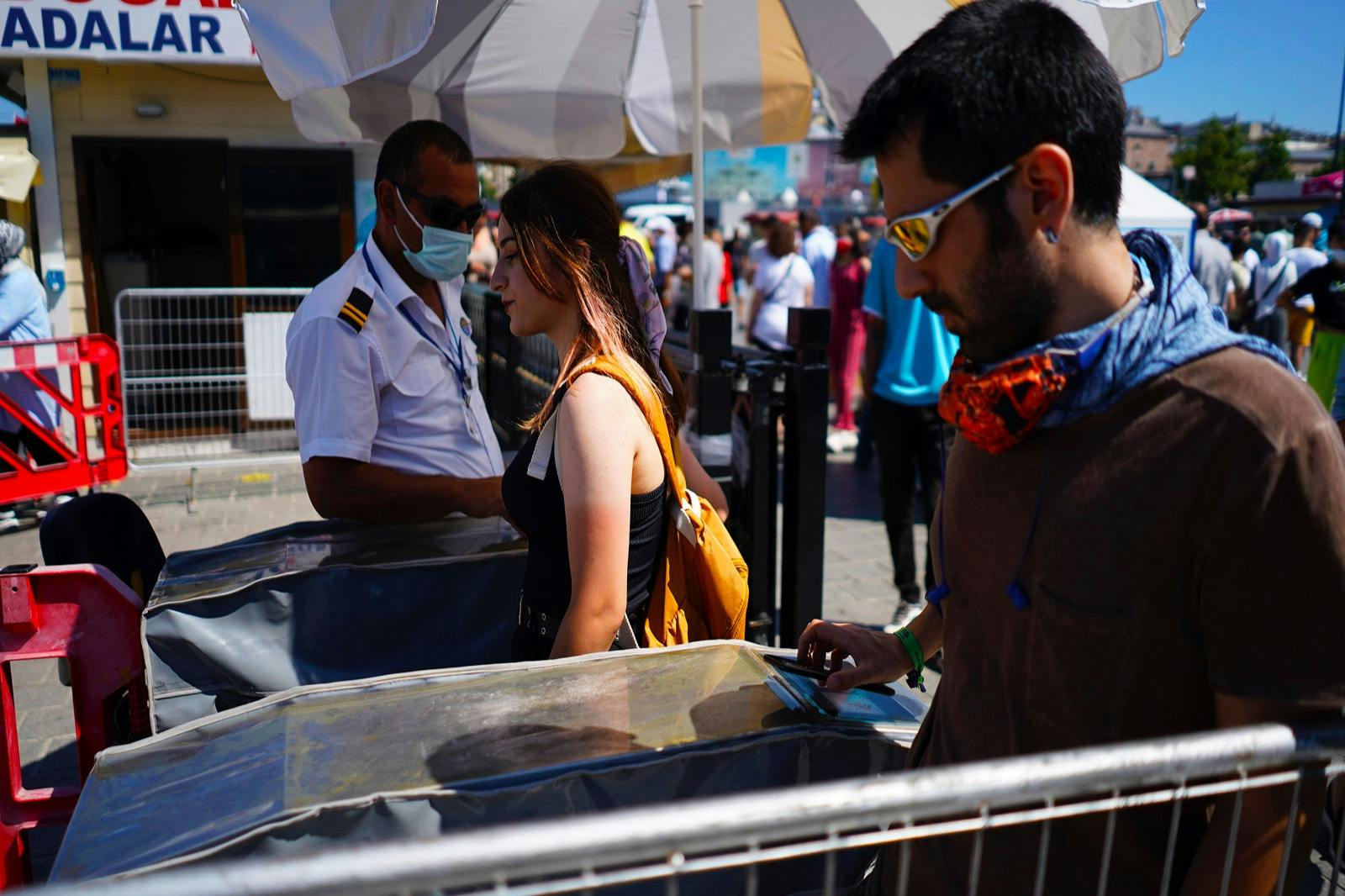 Цифровые билеты Fast Track работают, пока толпы людей ждут у билетных касс!