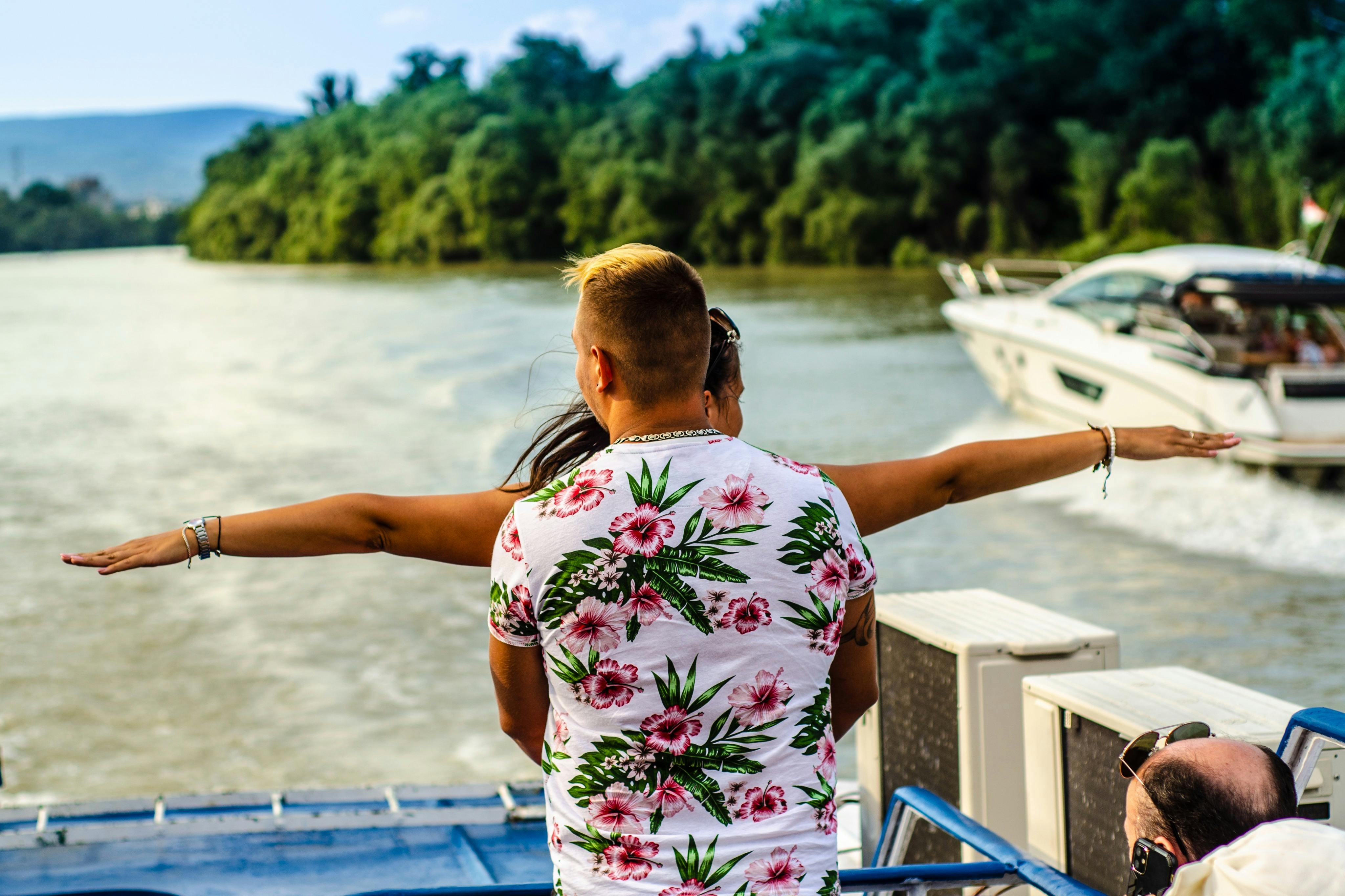 ブダペストへ戻るボートツアー（ 5月～ 9月）