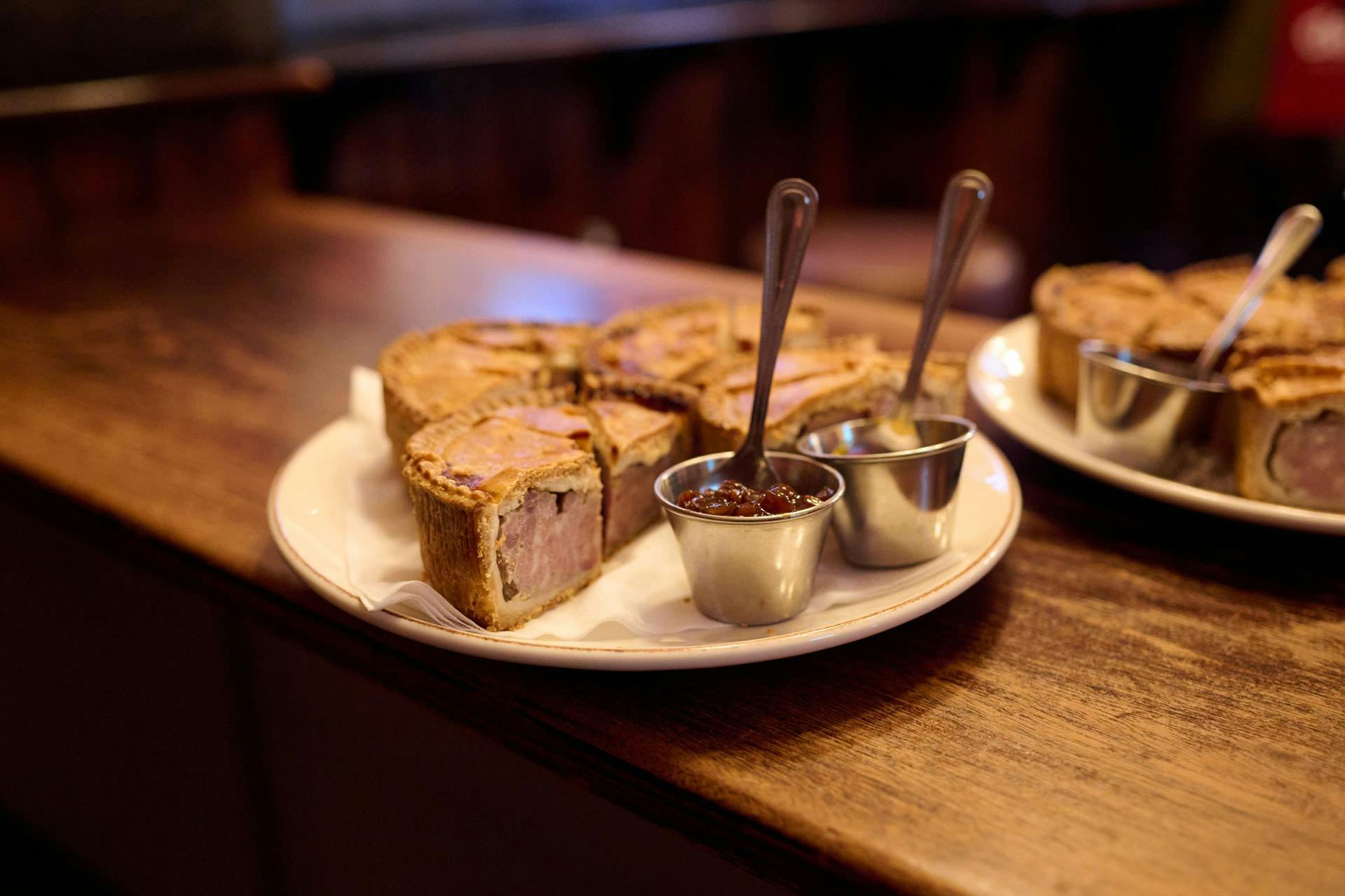 런던의 유서 깊은 펍에서 맛보는 에일의 맛과 이야기