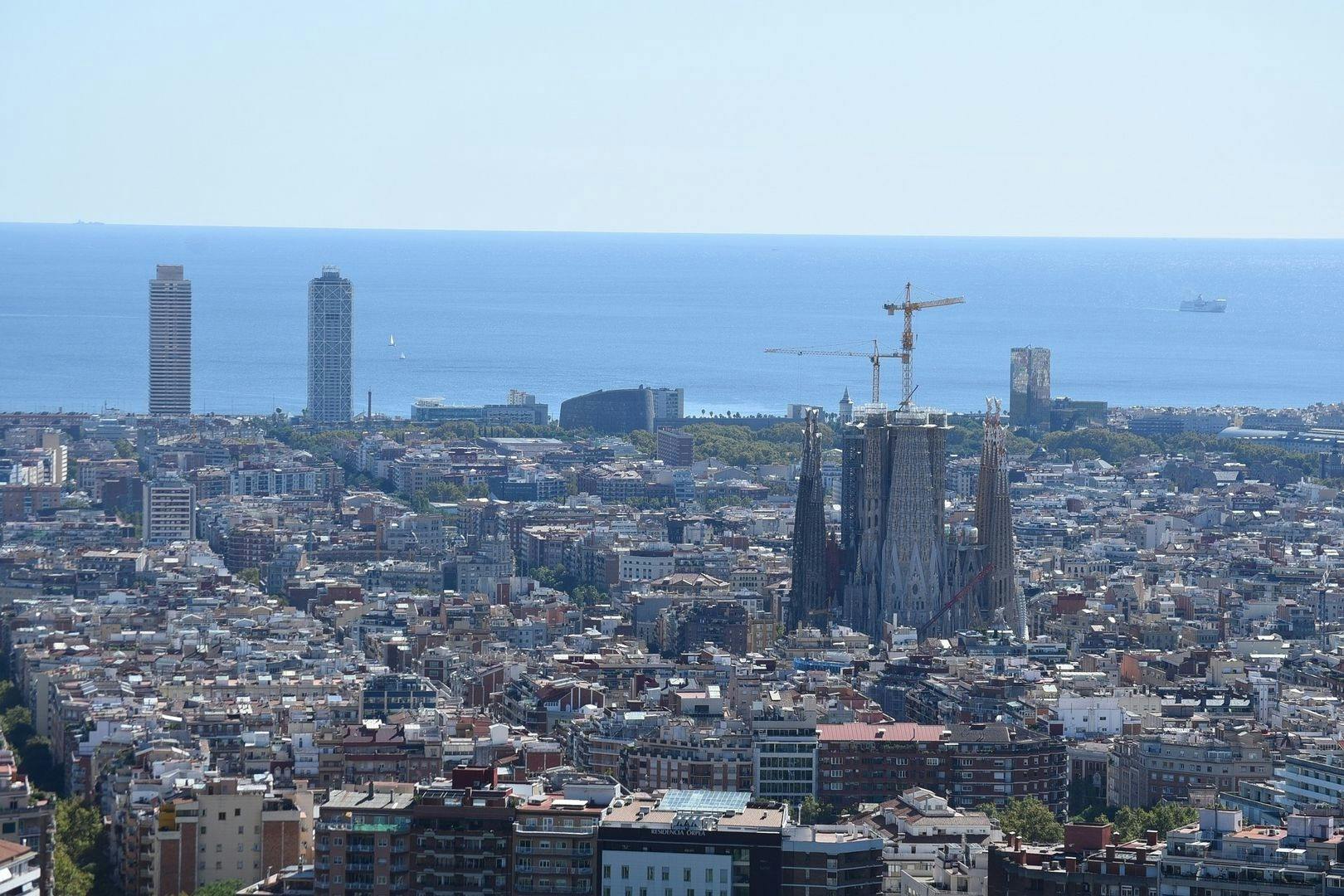 Zicht op Barcelona met de iconische Sagrada Familia (Heilige Familie) kathedraal waarschijnlijk op de voorgrond.