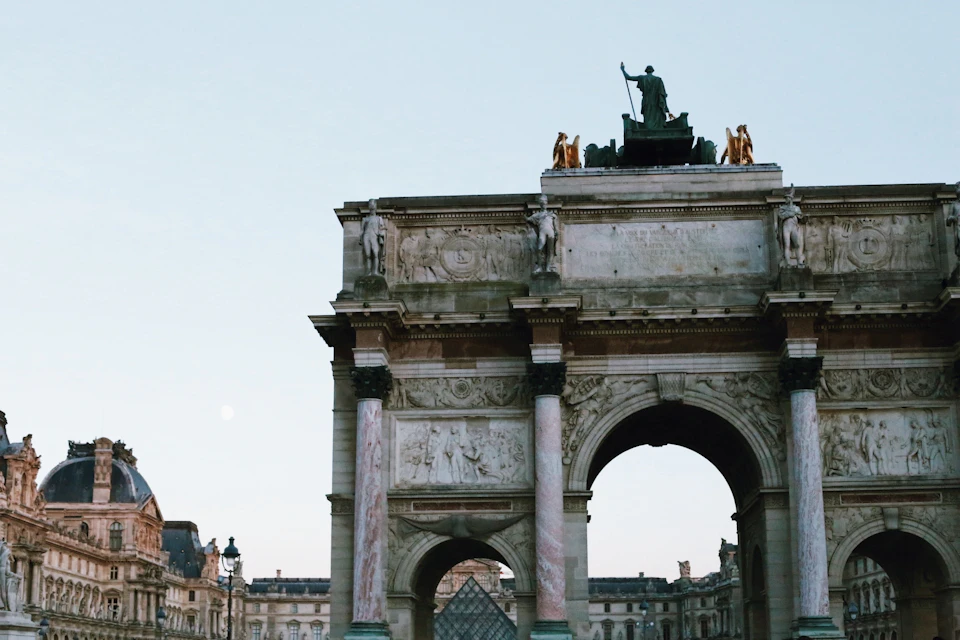 City guided walking tour of Paris with Babylon Tours