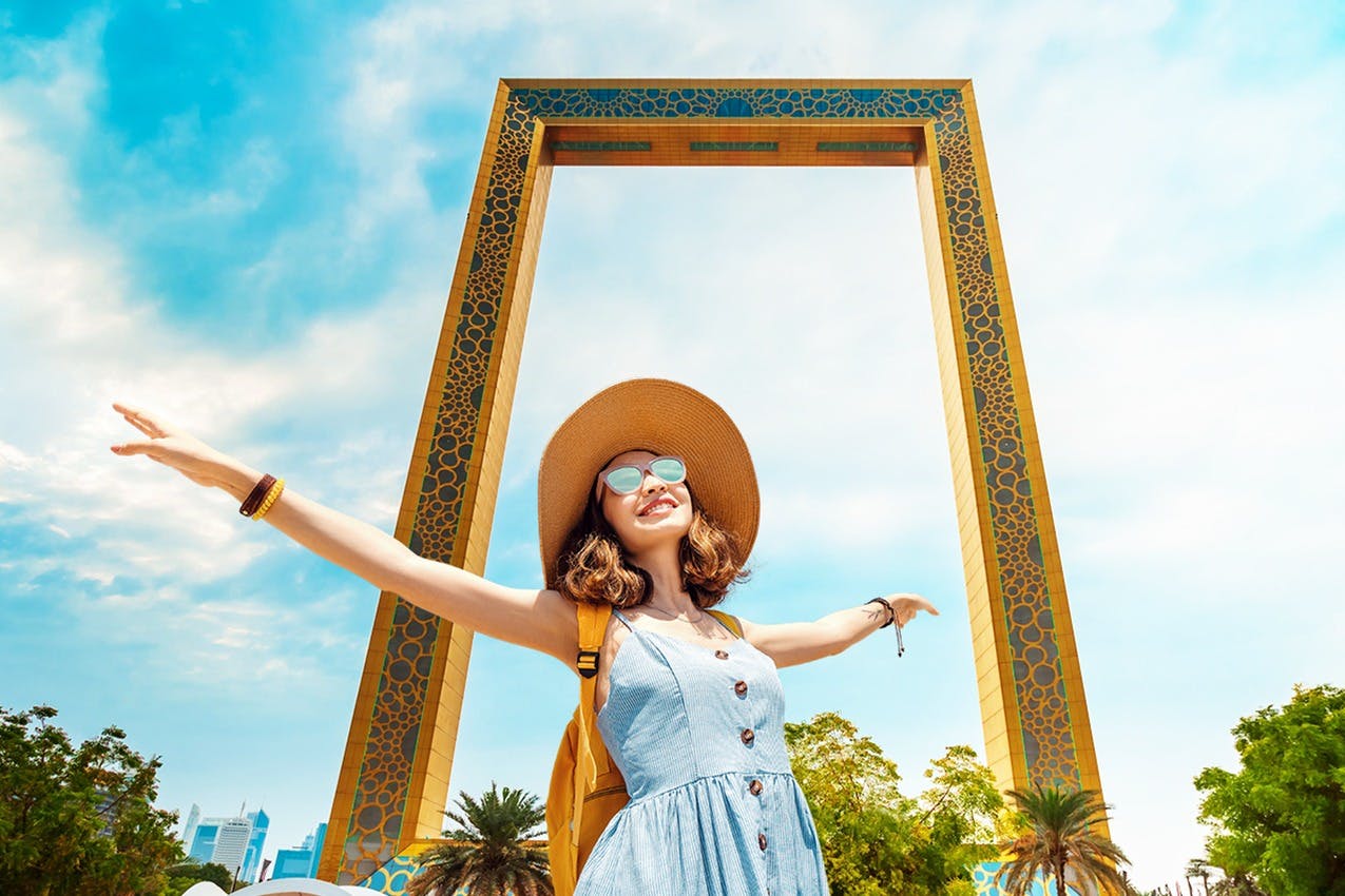Emmarca els teus records amb l'emblemàtic marc de Dubai com a teló de fons. 📸✨ #DubaiFrameMoments #MemoriesInFocus