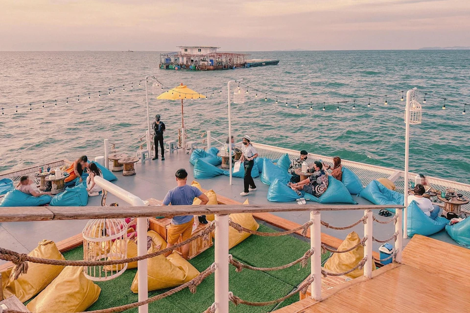 Relax in a comfortable atmosphere in the middle of the Pattaya Sea.
