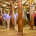 El laberint de miralls del turó de Petřín alberga un laberint i una sala de miralls. L'entrada és gratuïta amb el teu passi de visitant de Praga.