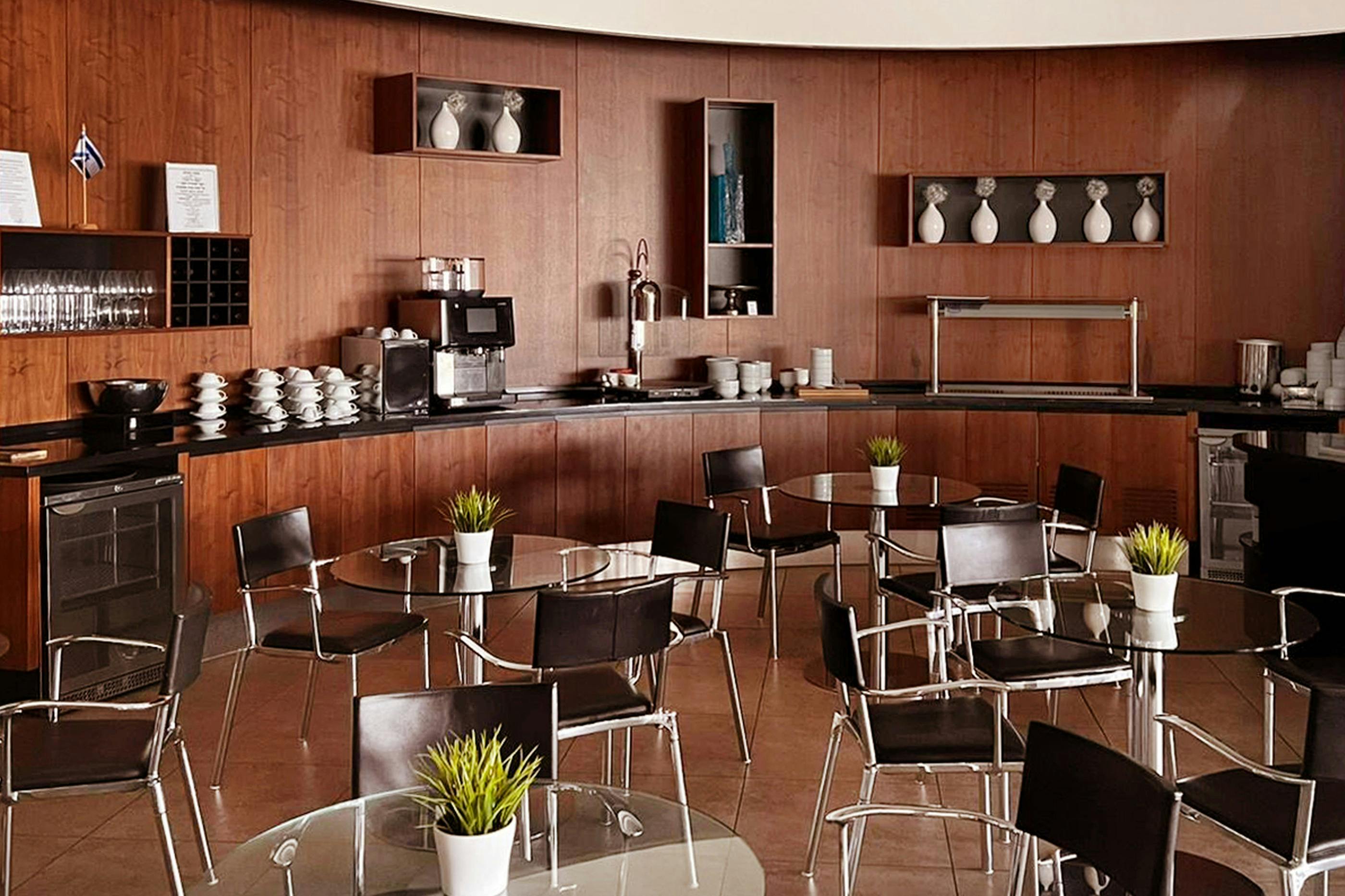 Blush Lounge från Plaza Premium Group (avgångar, terminal 4)