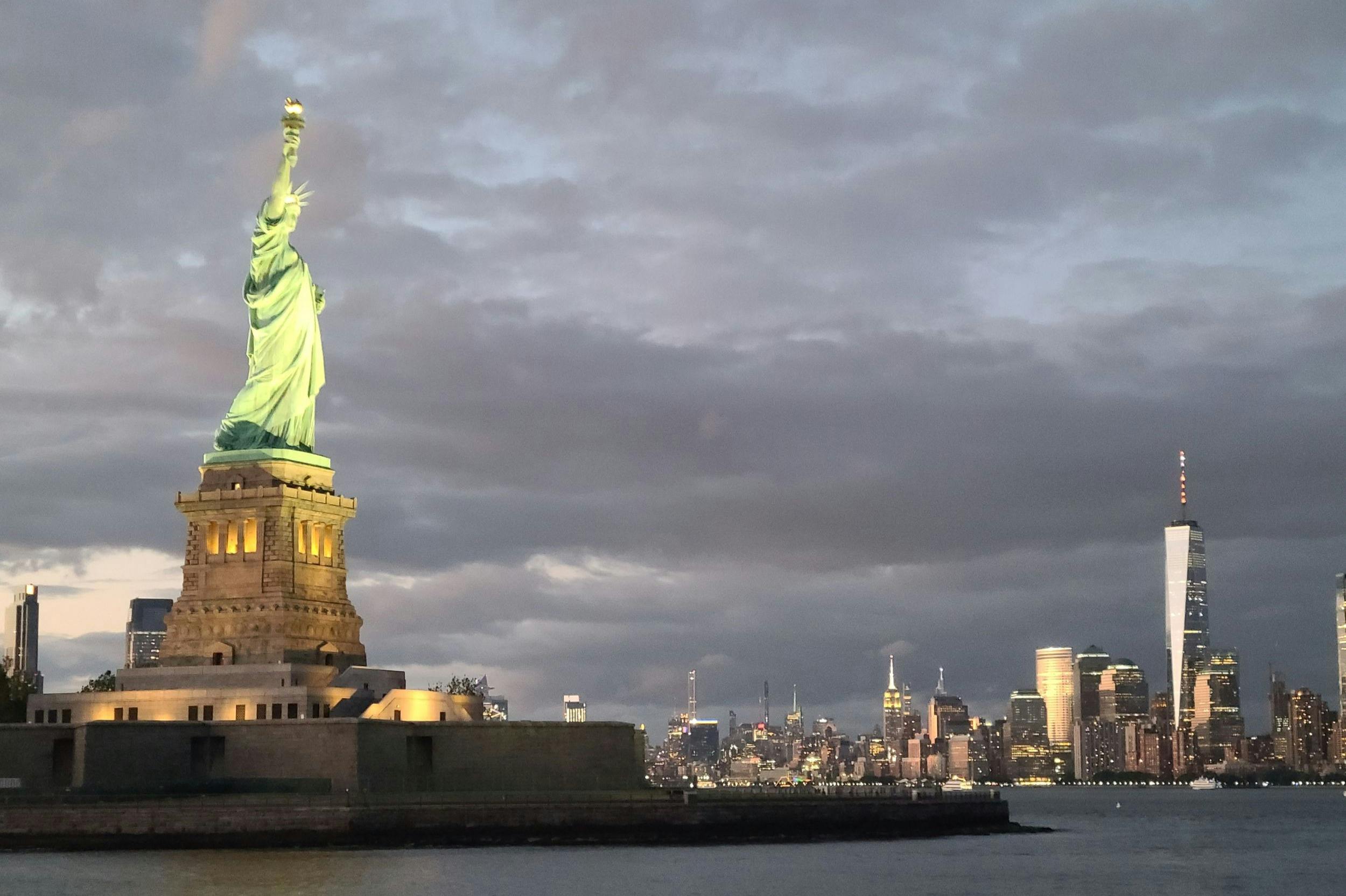 マンハッタンのスカイラインを背景にした自由の女神像