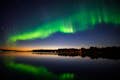 Llums del nord ballant al cel sobre Lapònia