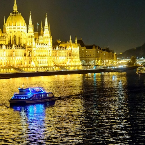 Budapest: Crucero Nocturno por Budapest con Vino y Espectáculo