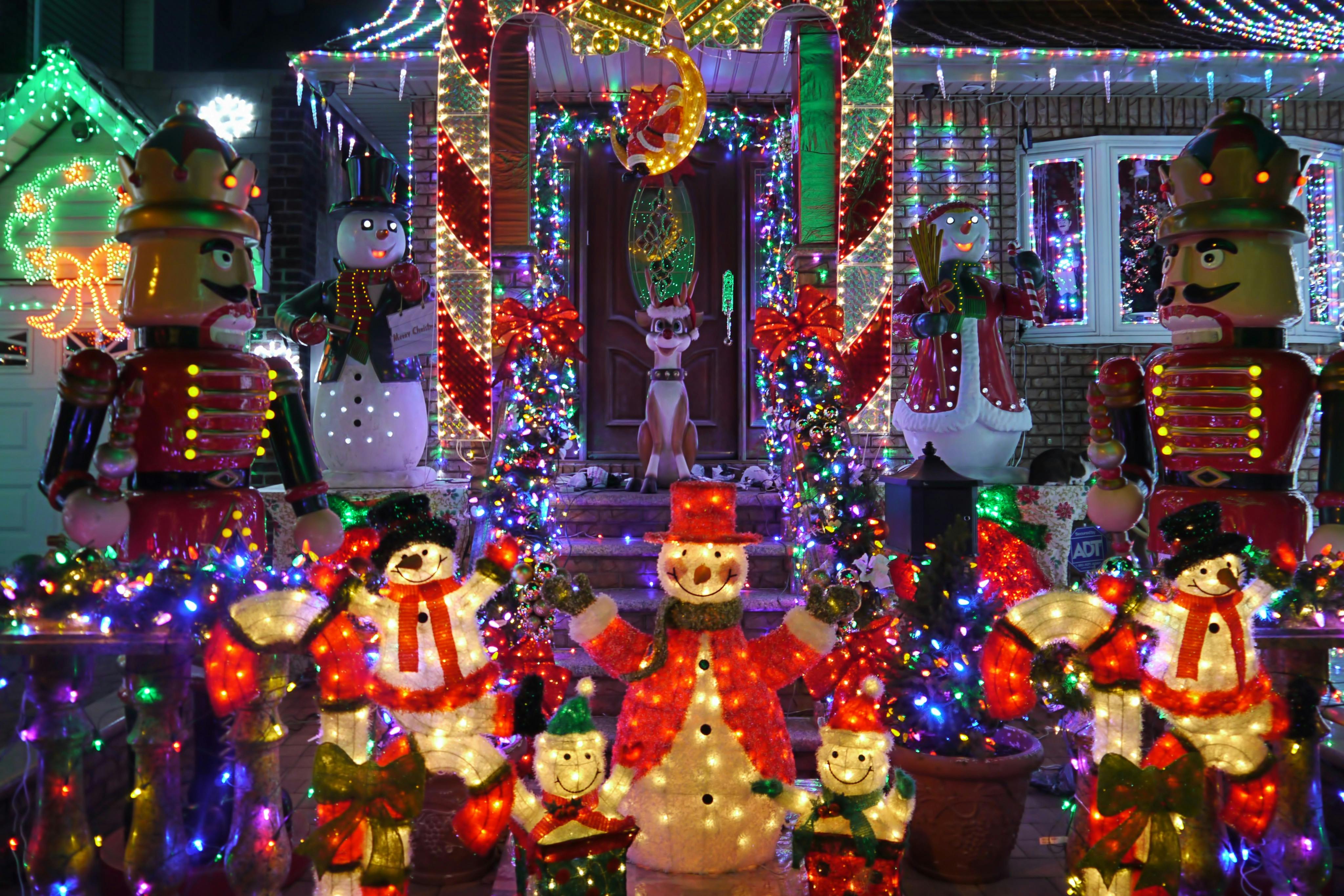 New York: Dyker Heights Christmas Lights Tour