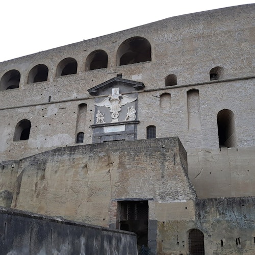 Nápoles: Castel Sant' Elmo con tarjeta postal Pemcards