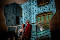 Visitantes apreciando a Casa Batlló com a Visita Noturna