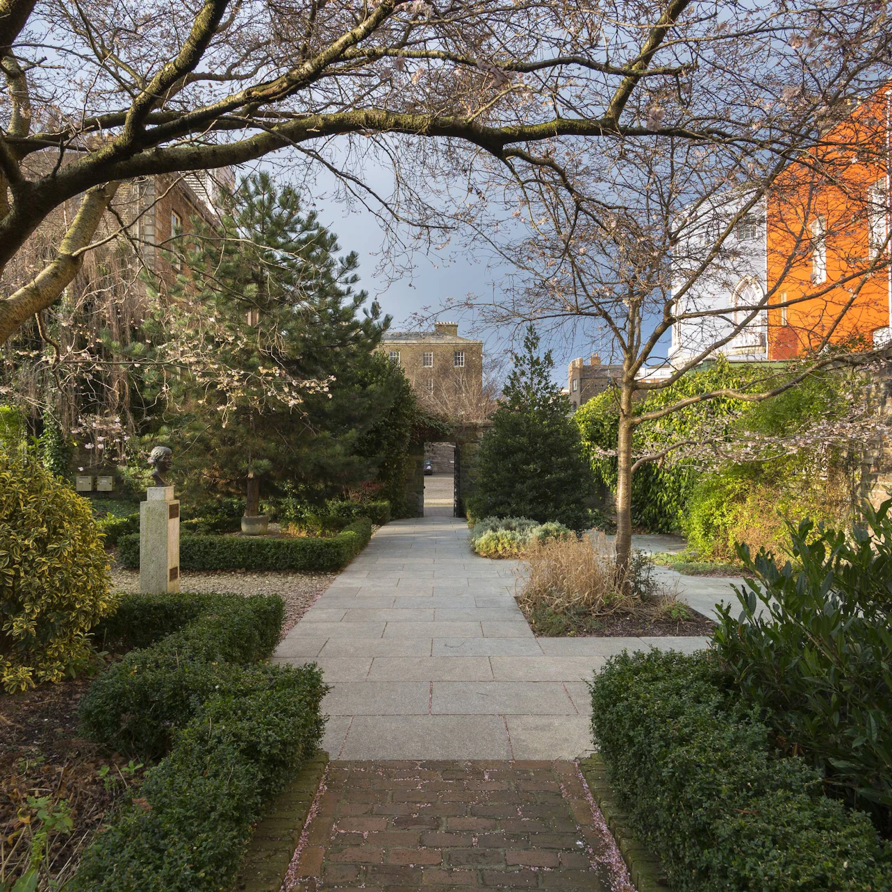 Early Access: Book of Kells & Dublin Castle Tour in Dublin – Tiqets