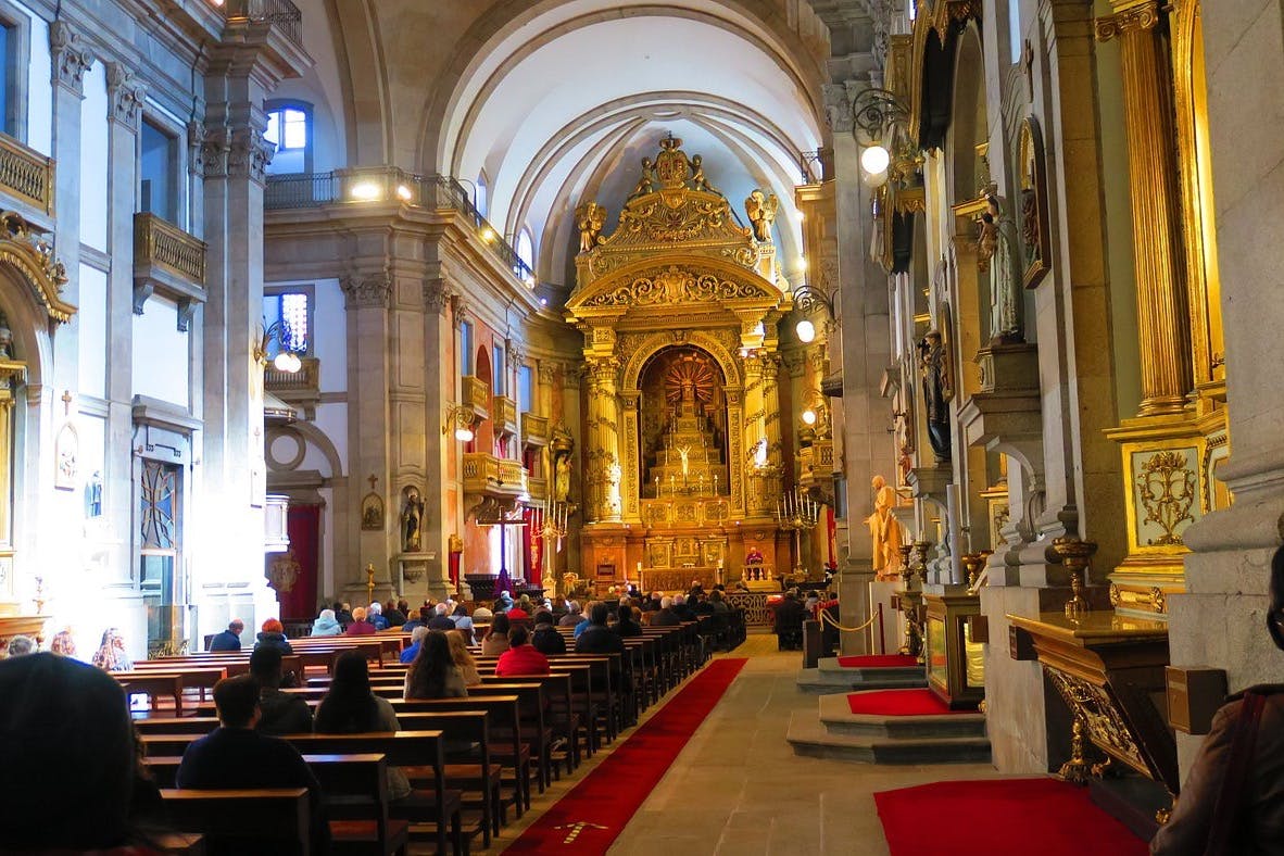 Nau principal i altar de l'església neoclàssica