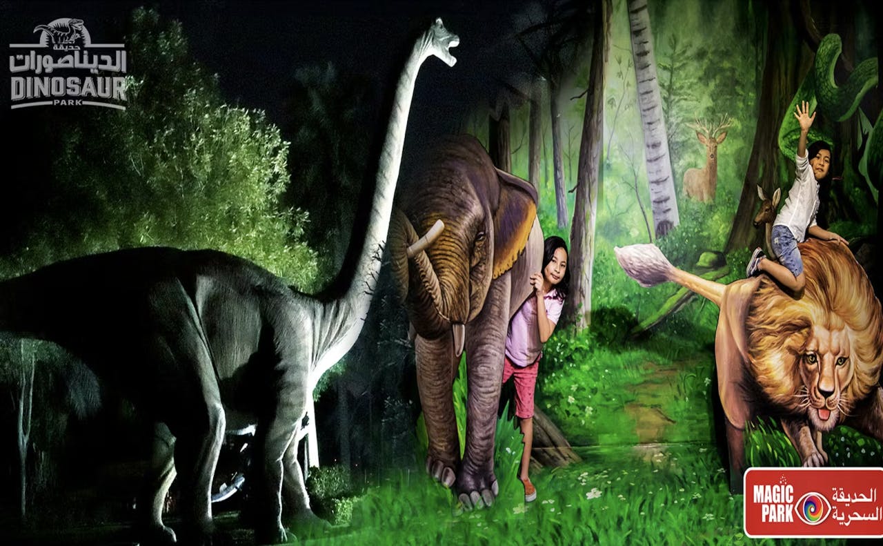 两个孩子在魔法公园与一幅描绘森林场景的3D壁画互动。