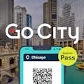 Anzeige des Chicago Explorer Pass auf einem Smartphone mit dem Fluss und der Architektur im Hintergrund