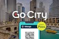 Anzeige des Chicago Explorer Pass auf einem Smartphone mit dem Fluss und der Architektur im Hintergrund