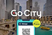 Chicago Explorer Pass visas på en smartphone med floden och arkitekturen i bakgrunden