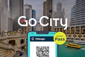 在智能手机上显示芝加哥探索者通票，背景是河流和建筑