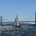 Segelboot vor der Golden Gate Bridge in der Bucht von San Francisco