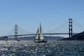 Barco a vela cruzando em frente à ponte Golden Gate na Baía de São Francisco