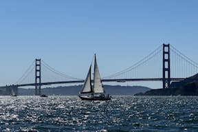 Plachetnice plující před mostem Golden Gate v Sanfranciském zálivu