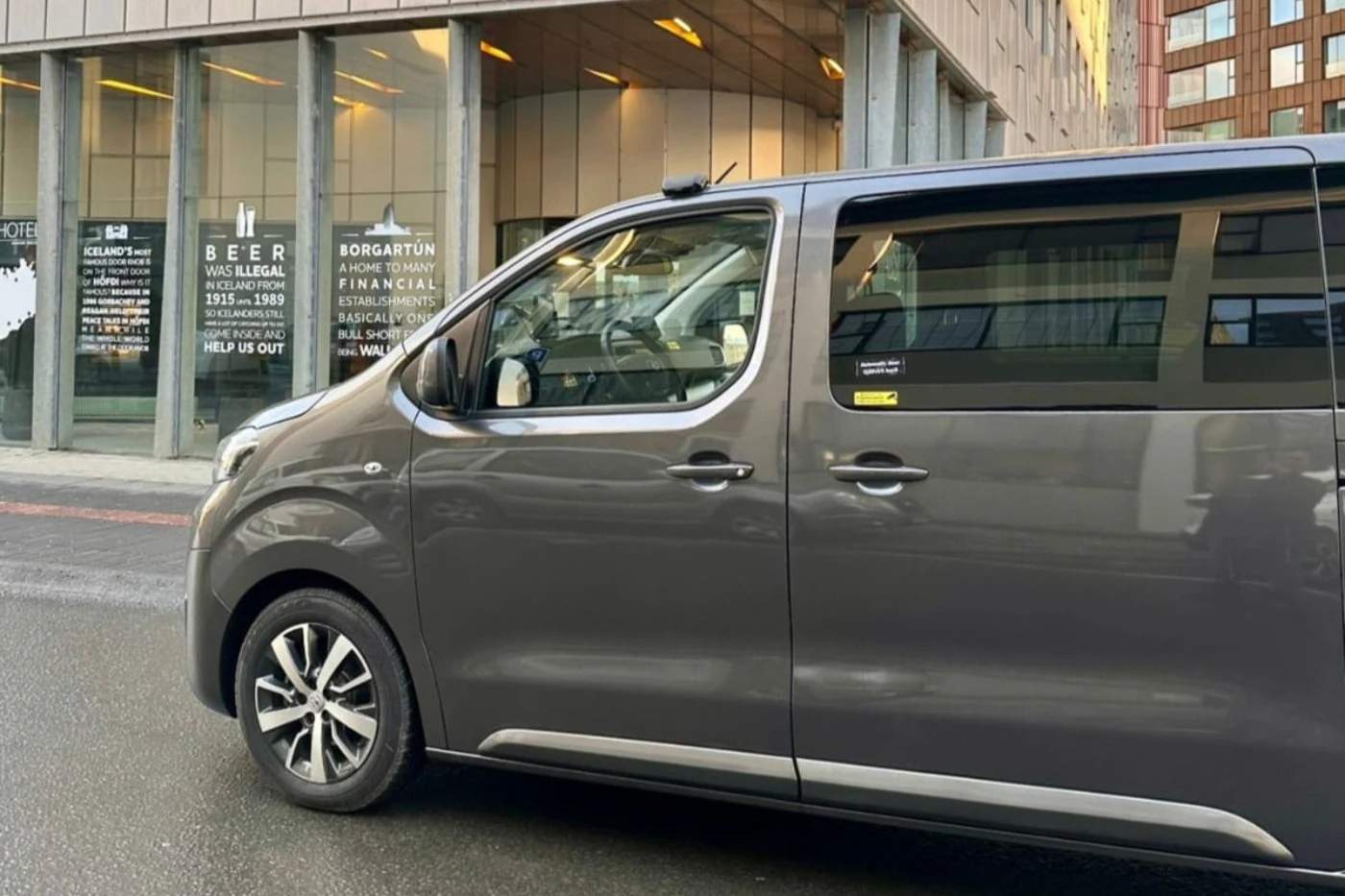 Skarfabakki Cruise Terminal: One-way Private Transfer from Keflavík Airport
