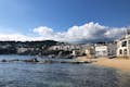 Casas brancas lavadas e belas praias em Calella em nossa Girona e Costa Brava Tour.