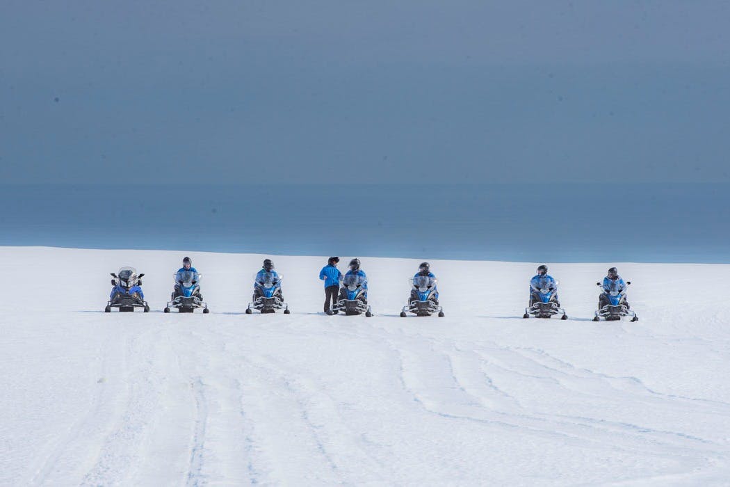 Экскурсовод Лауфи рассказывает забавные истории о ледяной шапке Ватнайёкюдль.