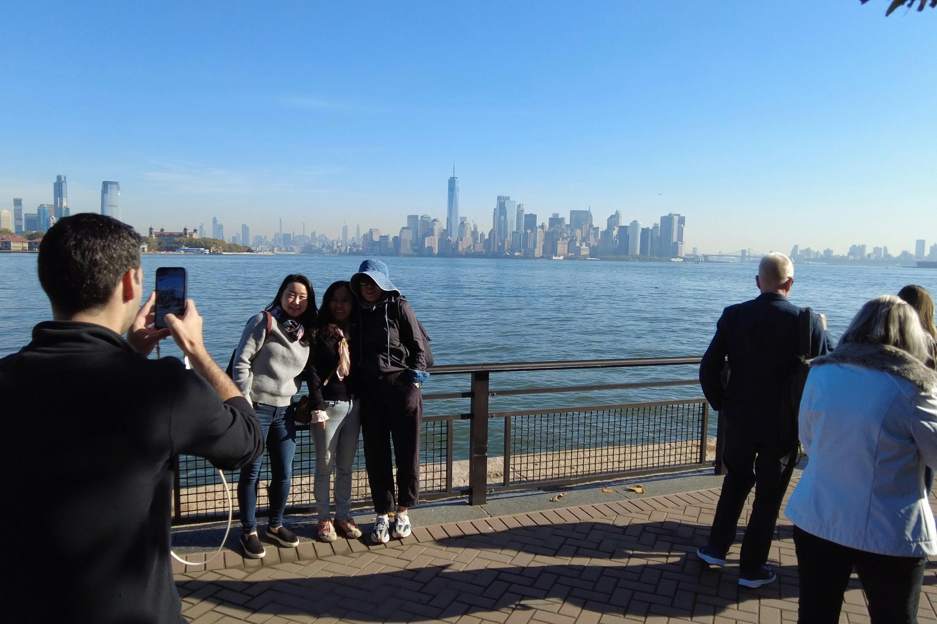Oszałamiające zdjęcie panoramy Nowego Jorku widzianej z Wyspy Wolności