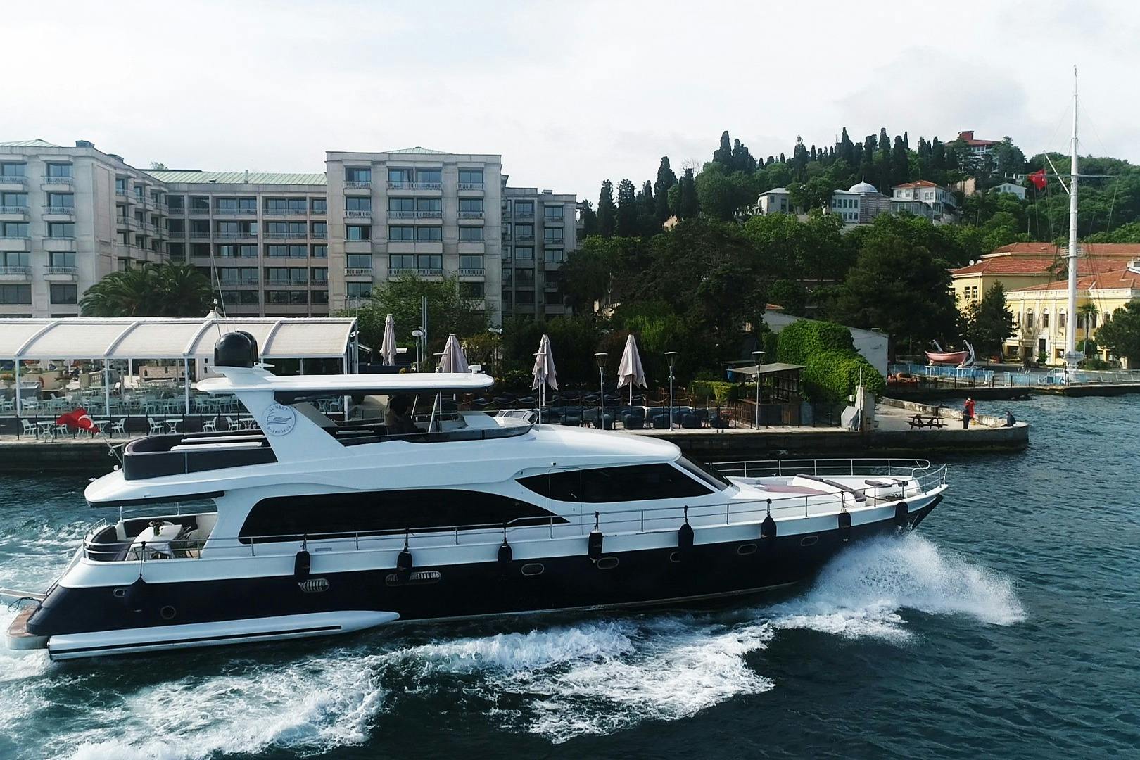 Crociera turistica sul Bosforo a bordo di uno yacht di lusso