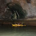 Pagayer en kayak dans la grotte des chauves-souris