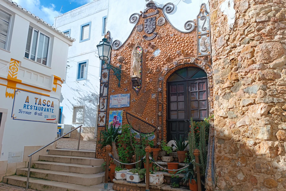 Albufeira house covered in shells