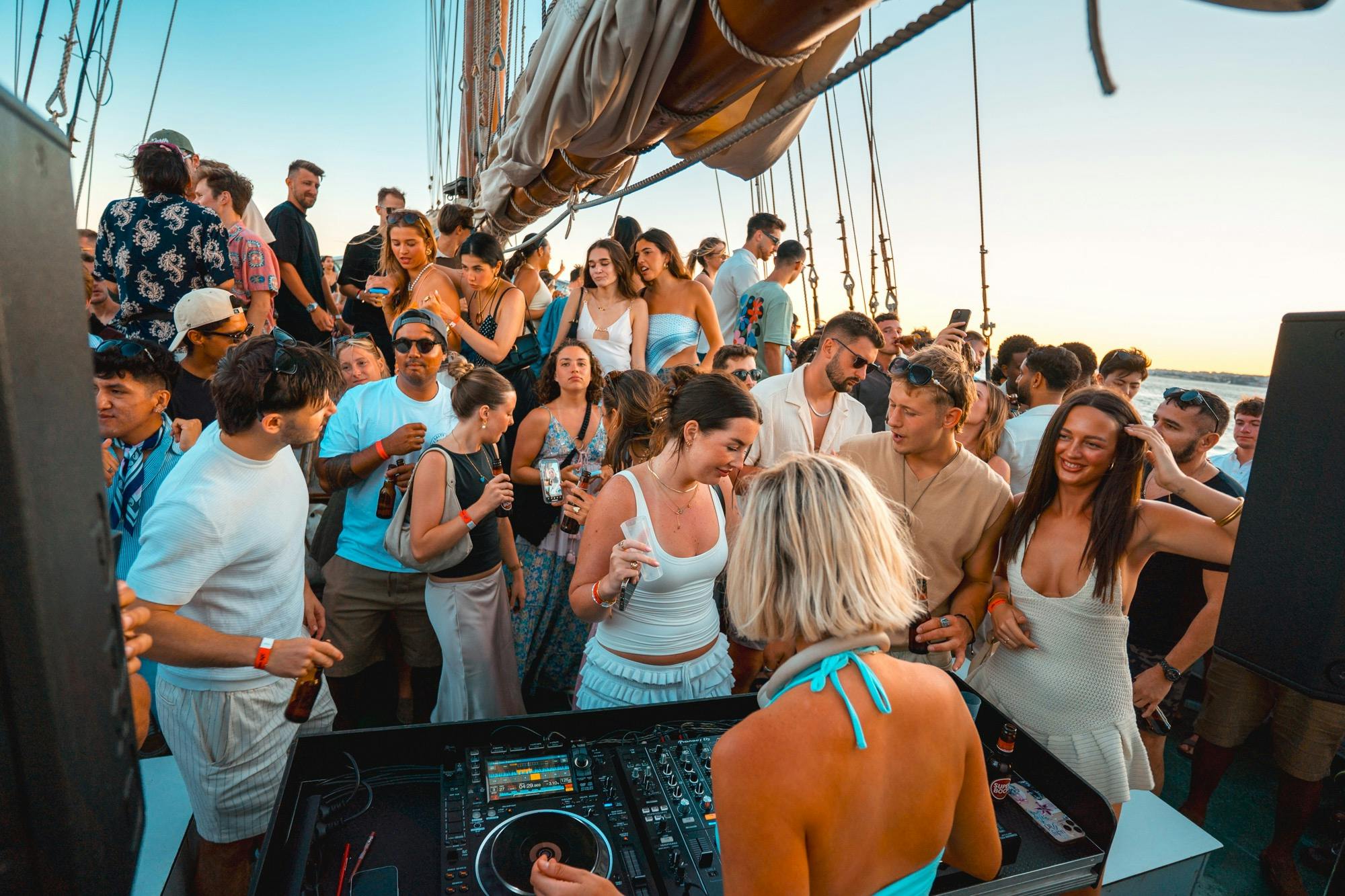 Lisbona: Festa in barca al tramonto + musica dal vivo + ingresso al nightclub — 4
