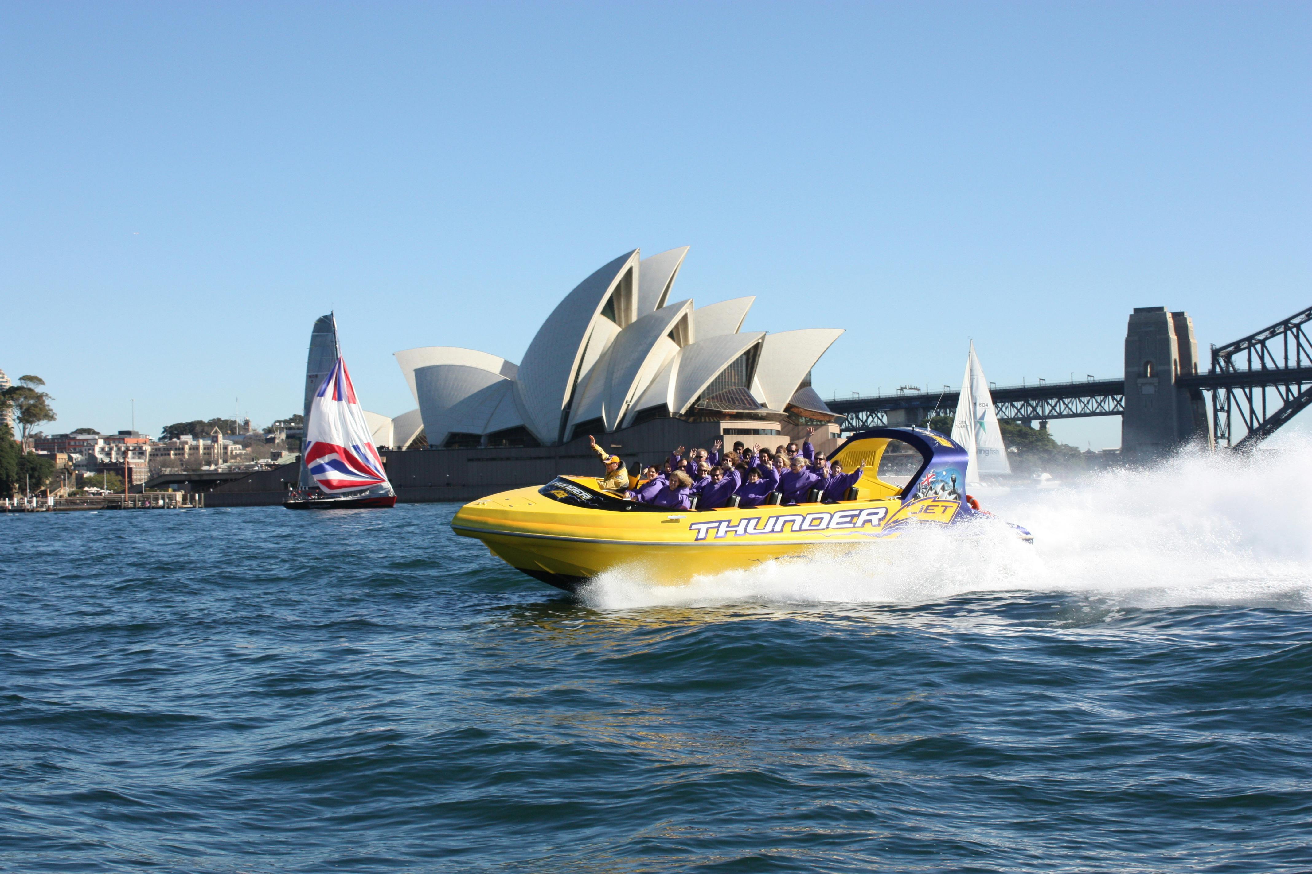 Afbeelding van de boot met daarachter het Sydney Opera House