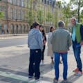 El guía con los participantes en la Plaza de Metz, Ciudad de Luxemburgo.