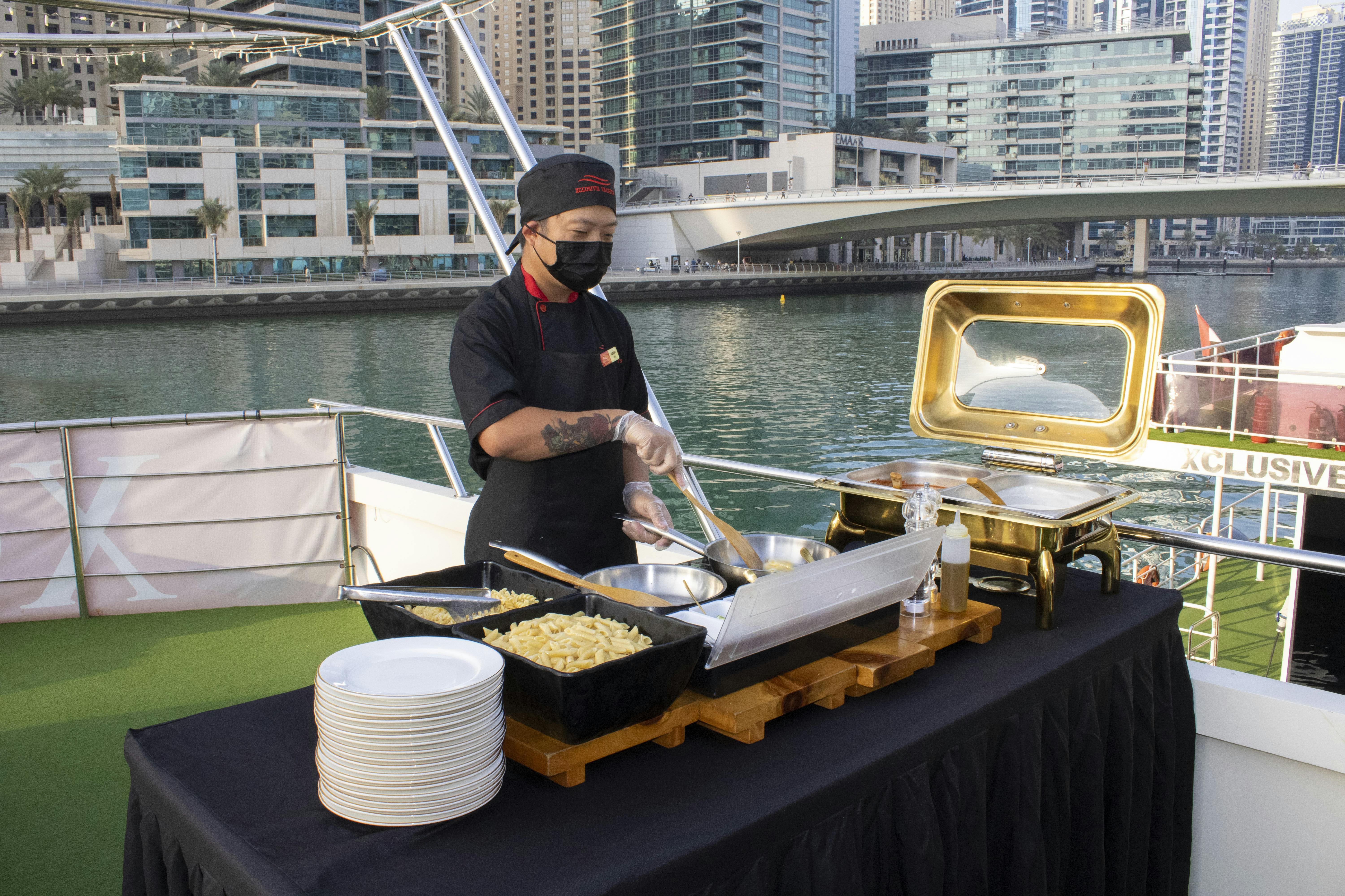 Dubai Marina: Luxury Sunset & Dinner With Live Music