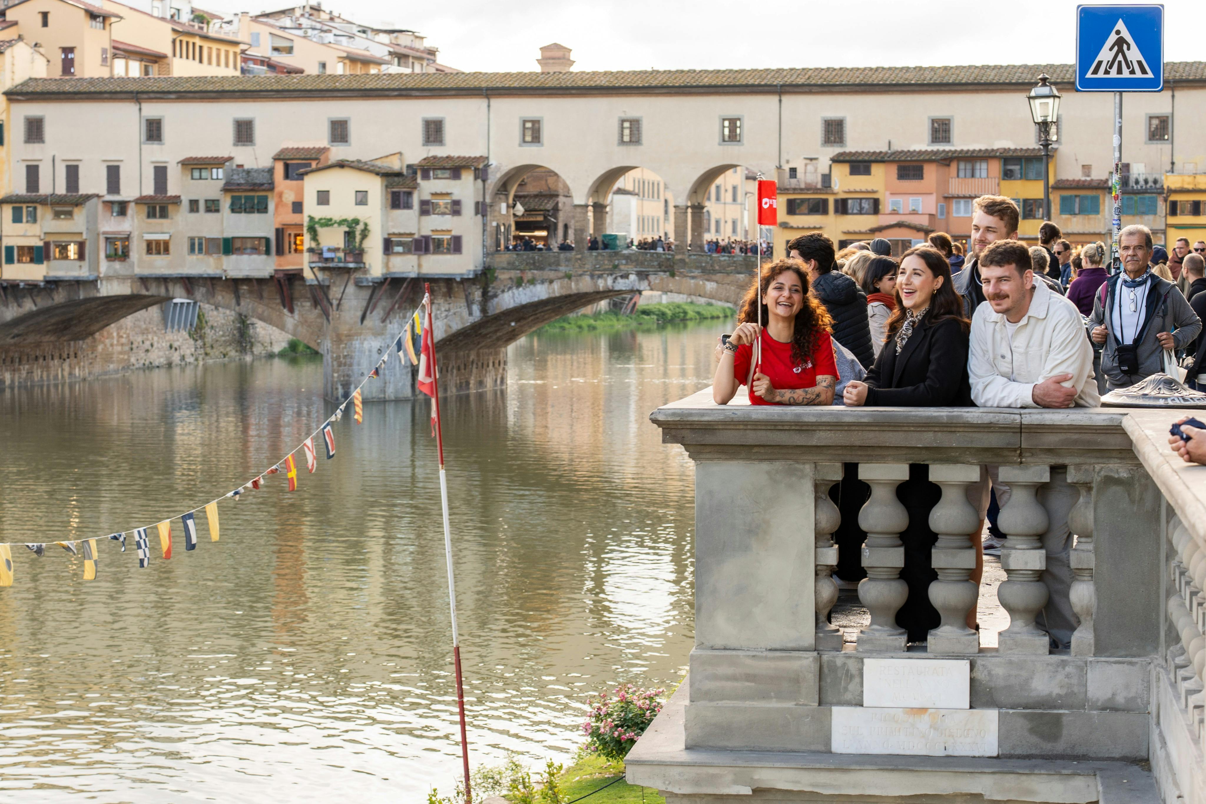 Promenez-vous devant les monuments emblématiques de Florence, comme le Ponte Vecchio, au cours de votre aventure culinaire !