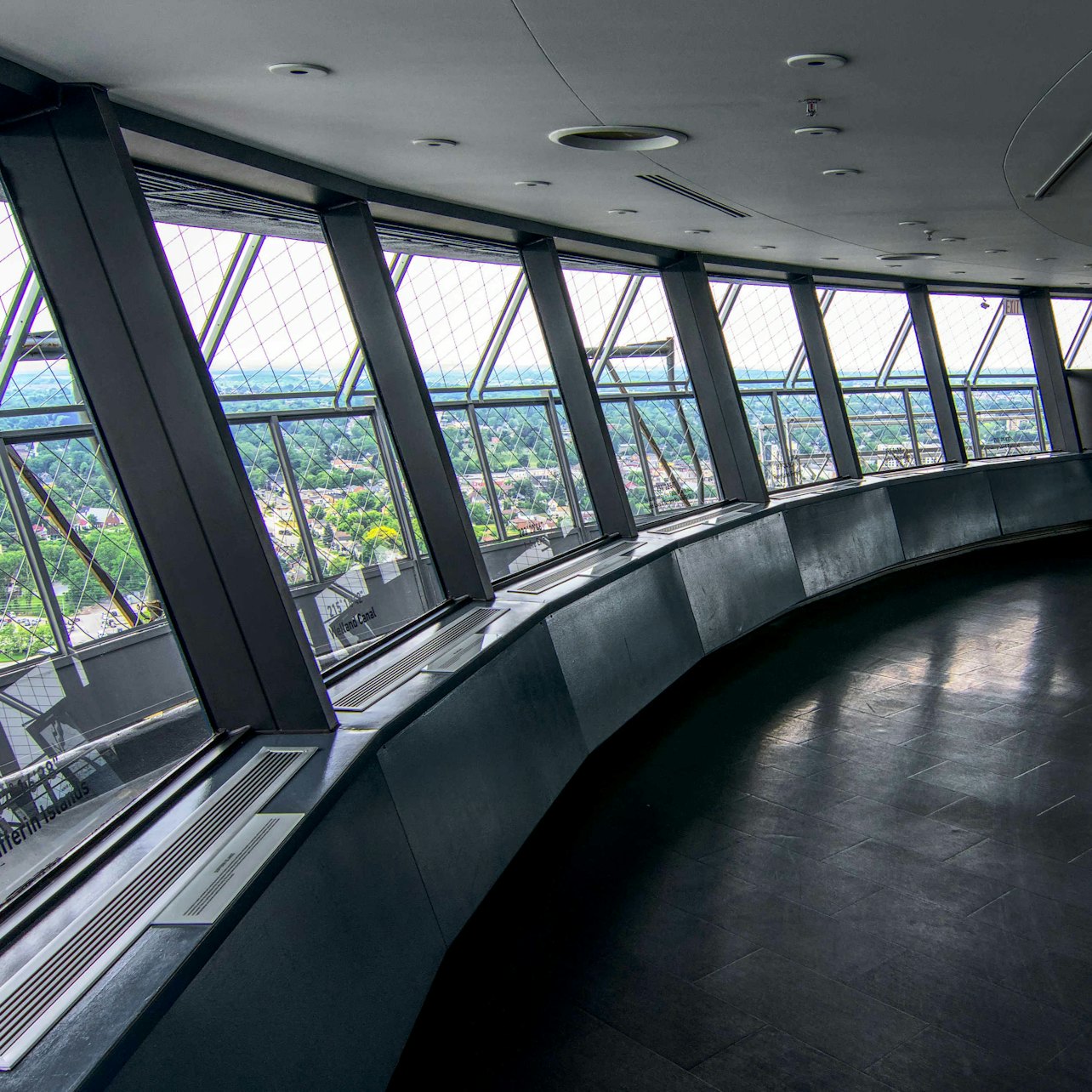 Cubierta de observación de la Torre Skylon - Alojamientos en Cataratas del Niágara
