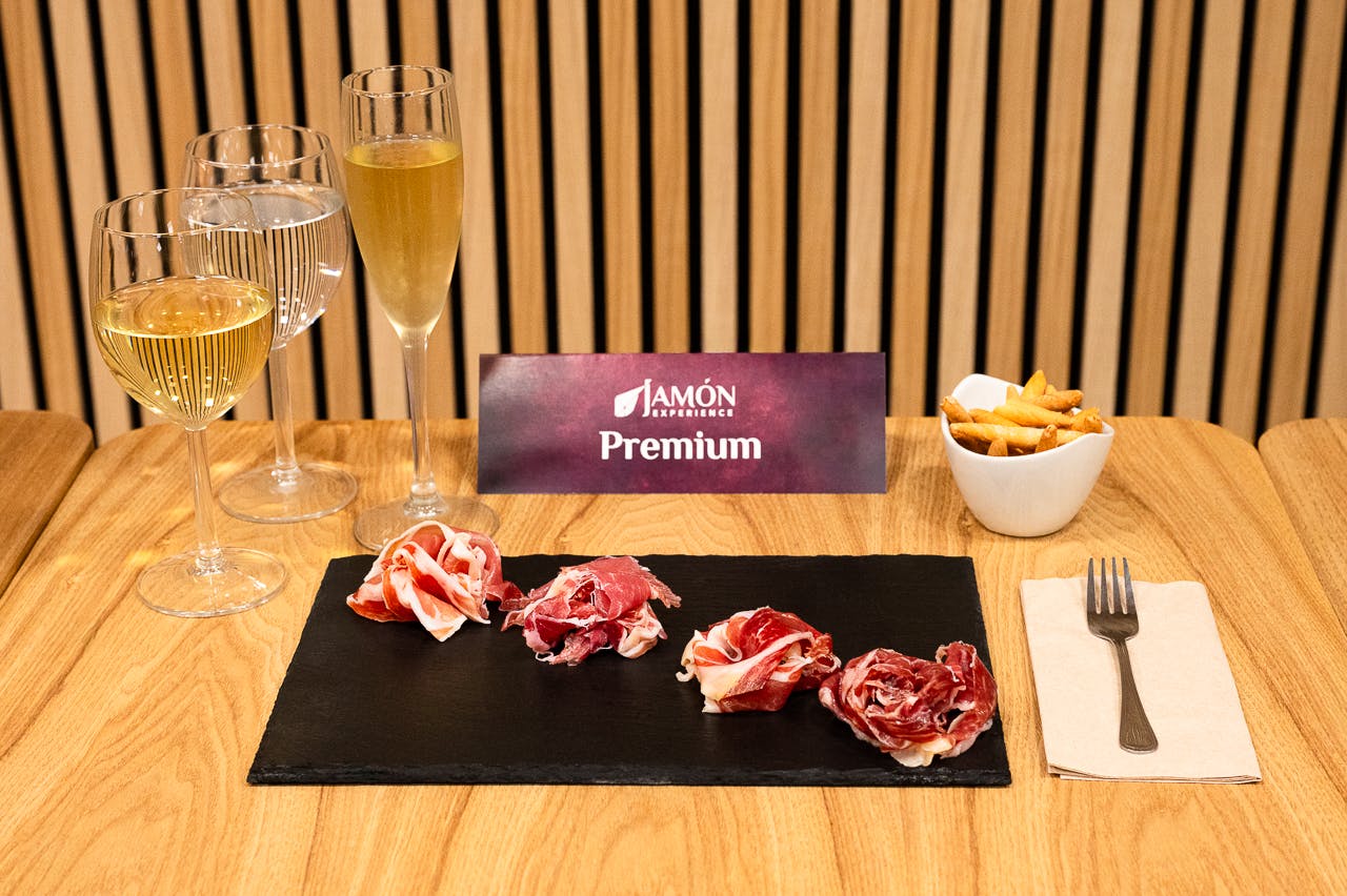 Barcelona: Tast guiat de pernils i vins Premium