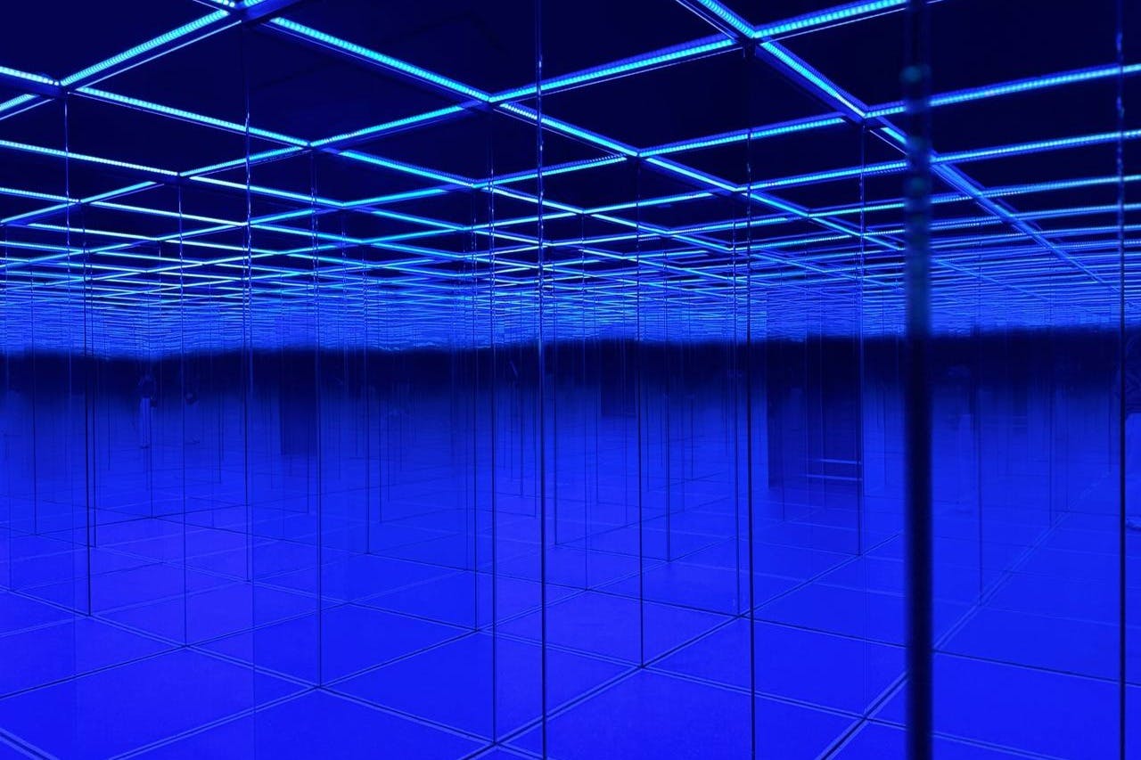 유리 미로 안에서 볼 수 있는 것