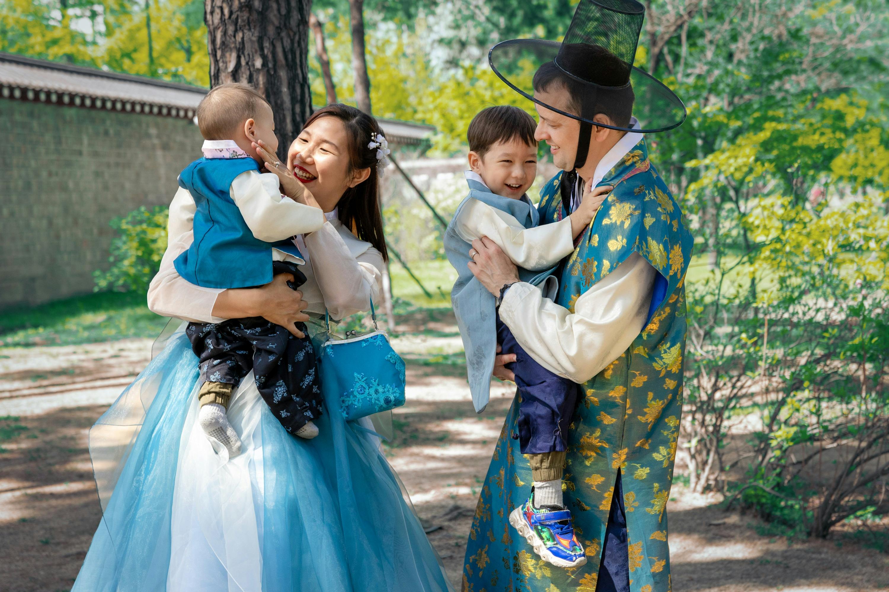 Daehan Hanbok: Gyeongbokgung Hanbok Rental & Photoshoot Experience - Photo 11