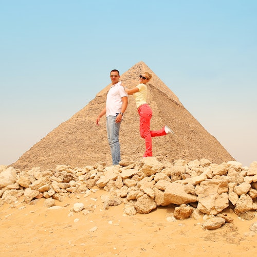 カイロまたはギザからのピラミッドを巡るクワッド＆キャメルライドツアー(即日発券)